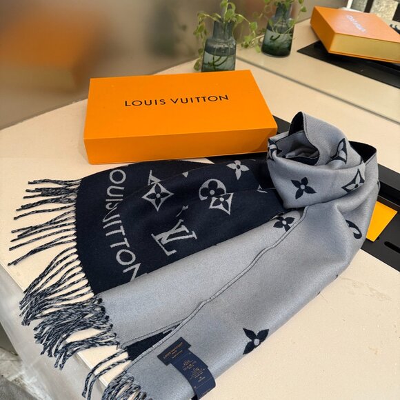 Women's Louis Vuitton Scarf - Picture 1 of 5